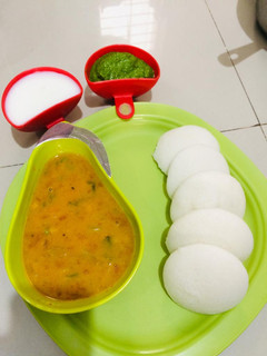 ઈડલી સંભાર (Idli Sambar Recipe In Gujarati) રેસીપી મુખ્ય ફોટો