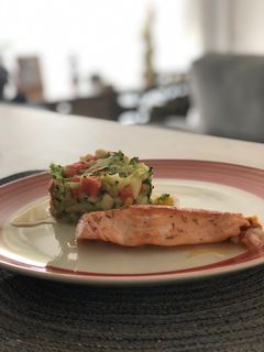 Una foto de Ensalada de brócoli, pimiento y manzana