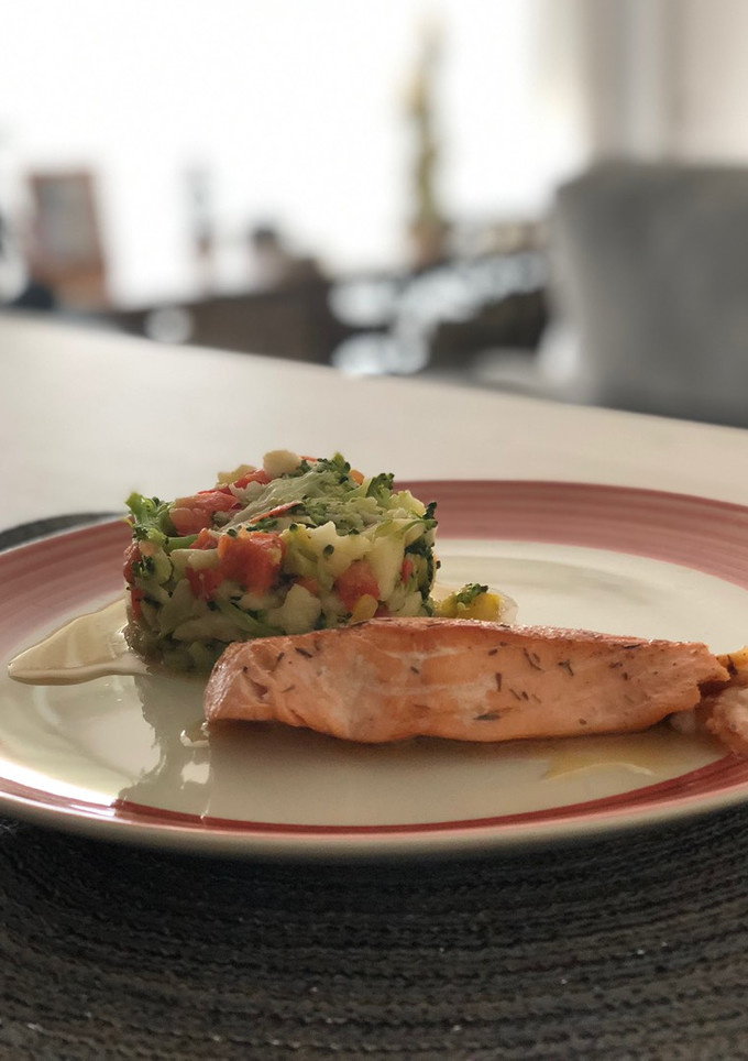 Una foto de Ensalada de brócoli, pimiento y manzana