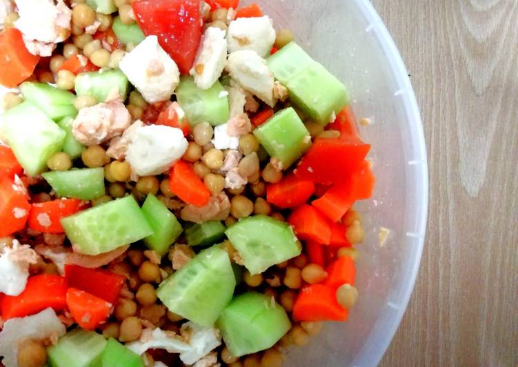 Ensalada de garbanzos con salmón y mozzarella