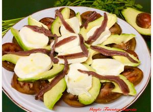 Foto principal de Ensalada de tomate, aguacate, mozzarella y anchoas