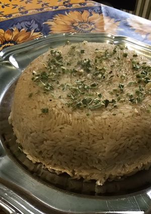 Une photo de Dôme de riz à la prune et fines herbes