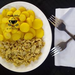 A picture of Boiled potato with scrambled eggs.