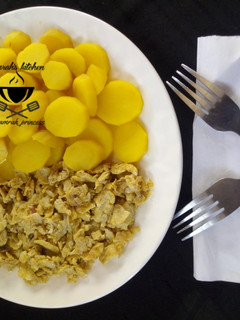 A picture of Boiled potato with scrambled eggs.