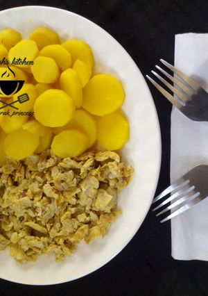 A picture of Boiled potato with scrambled eggs.