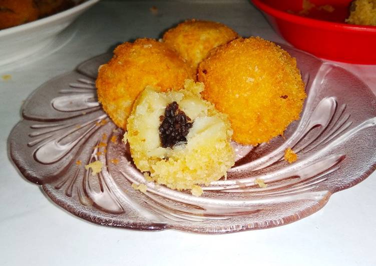 Jemblem goreng isi coklat misis