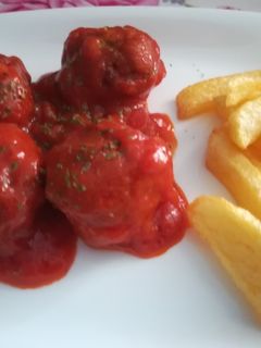 Una foto de Albóndigas de berenjena con pollo y salsa de tomate