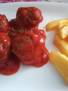 Una foto de Albóndigas de berenjena con pollo y salsa de tomate