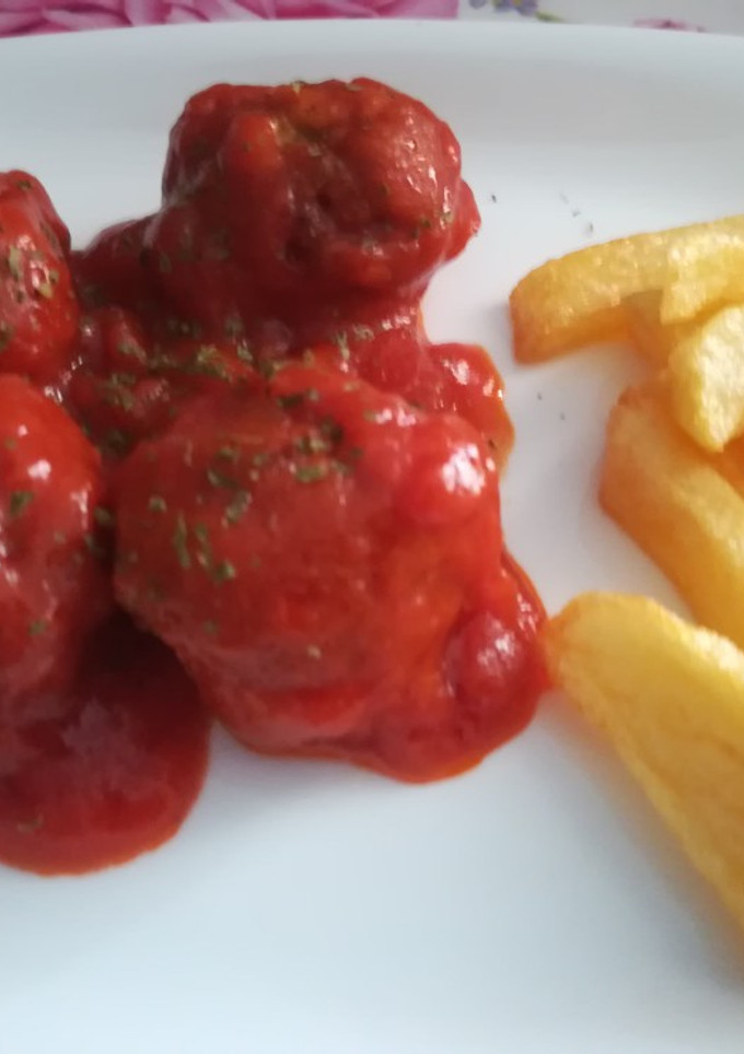 Una foto de Albóndigas de berenjena con pollo y salsa de tomate