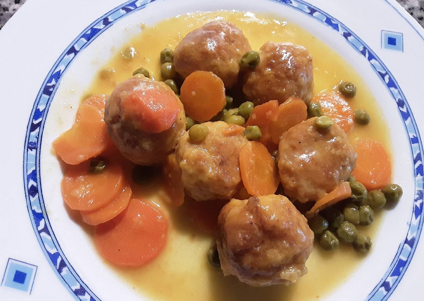 Albóndigas de pavo y pollo con zanahoria y guisantes