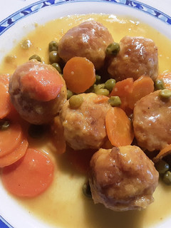 Una foto de Albóndigas de pavo y pollo con zanahoria y guisantes