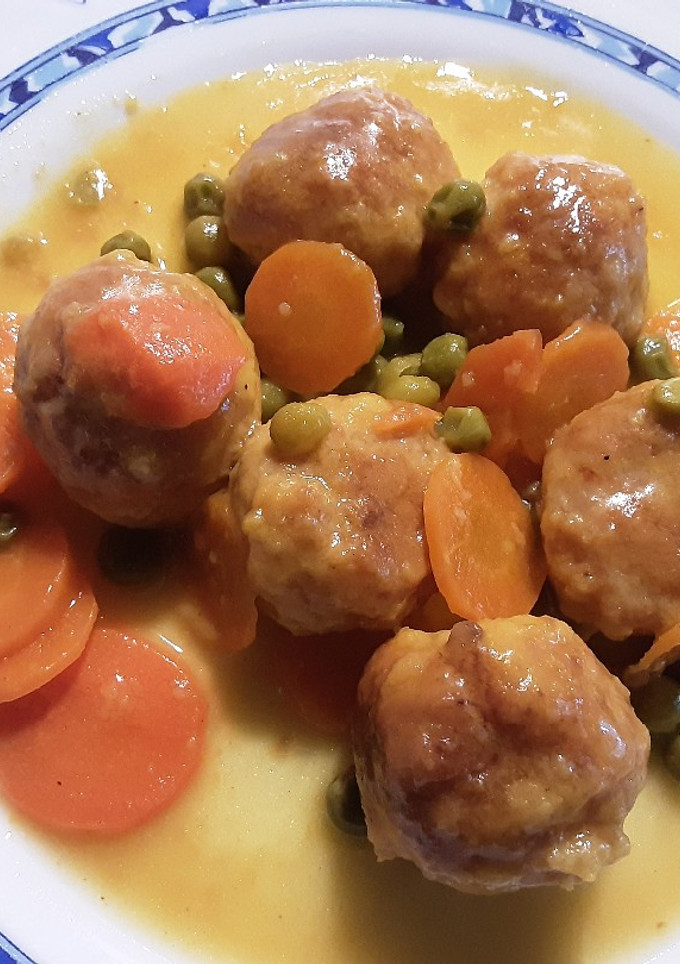 Una foto de Albóndigas de pavo y pollo con zanahoria y guisantes