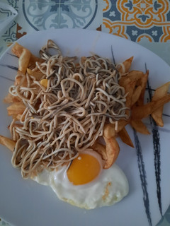 Una foto de Anguriñas con huevo y patatas fritas