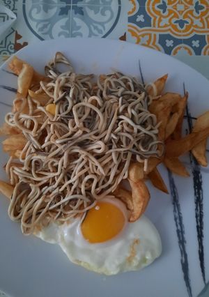 Foto principal de Anguriñas con huevo y patatas fritas