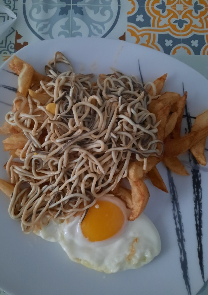 Una foto de Anguriñas con huevo y patatas fritas