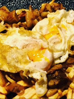 Una foto de Huevos rotos con boletus al ajillo y polvo de trufa 🍂🍂🍂🍄🍄🍄🍄
