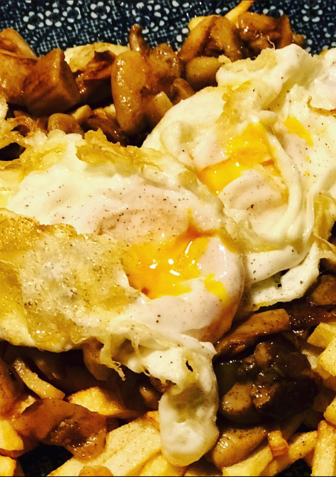 Una foto de Huevos rotos con boletus al ajillo y polvo de trufa 🍂🍂🍂🍄🍄🍄🍄