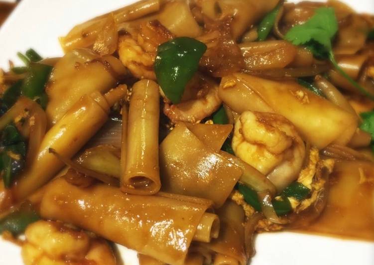 Recipe of Any-night-of-the-week Drunken noodle (shrimp)