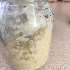 A picture of Garlic, preserved in White Wine Vinegar.