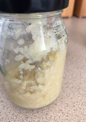 A picture of Garlic, preserved in White Wine Vinegar.