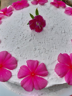 Una foto de Pastel tres leches de fresa🍓🍓😋