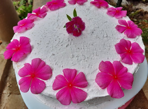 Una foto de Pastel tres leches de fresa🍓🍓😋