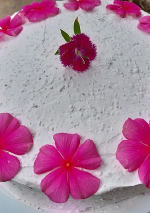 Una foto de Pastel tres leches de fresa🍓🍓😋