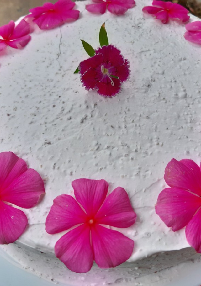Una foto de Pastel tres leches de fresa🍓🍓😋