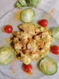 Bocconcini di petto di pollo ai pomodori verdi e curcuma