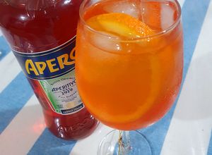 Una foto de 𝖠𝗉𝖾𝗋𝗈𝗅 𝖲𝗉𝗋𝗂𝗍𝗓 - para el verano 🥂🧊🍊