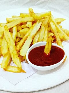 क्रिस्पी फ्रेंच फ्राईज (french fries recipe in marathi) रेसिपी चे मुख्य फोटो 