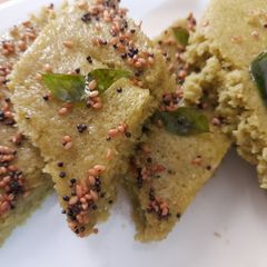 A picture of Palak Dhokla with chutney.