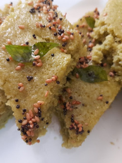 A picture of Palak Dhokla with chutney.
