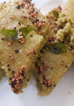 A picture of Palak Dhokla with chutney.