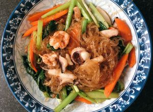 Hình của món Miến xào tôm mực.