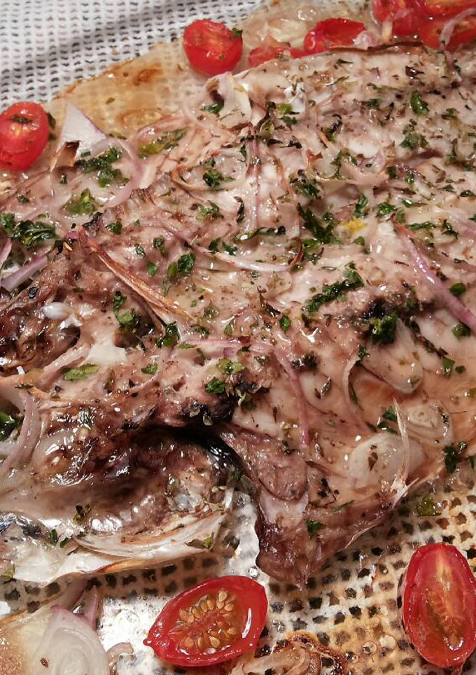 Una foto de Jurel blanco al horno con cherry y aceite de dargan