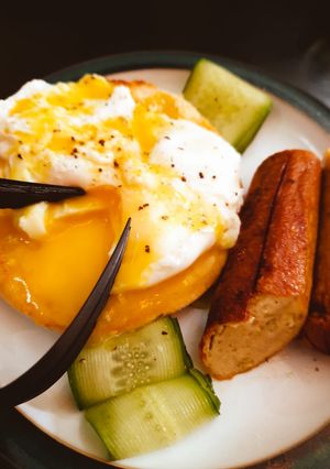 A picture of Eggs Benedict.