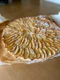 Tarta fina de manzana en hojaldre
