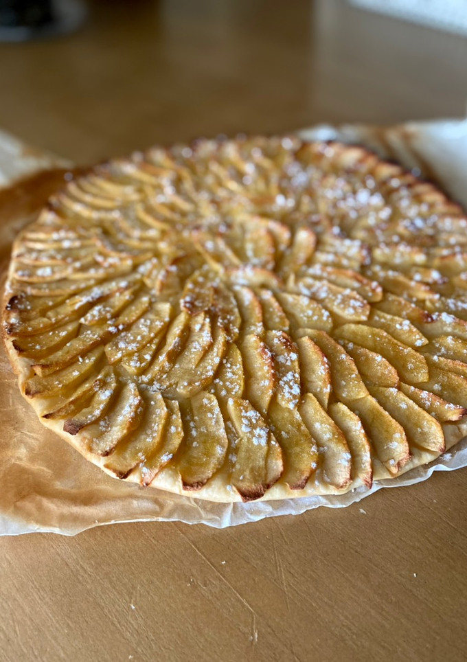 Una foto de Tarta fina de manzana en hojaldre