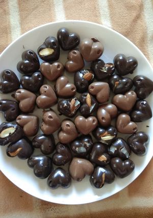 A picture of Chocolate dry fruits.