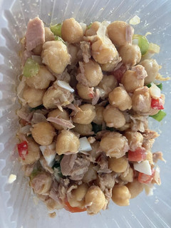 Una foto de Ensalada de garbanzos fresquita
