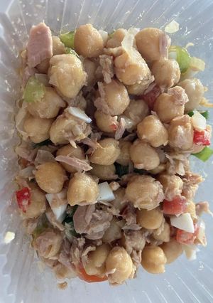 Una foto de Ensalada de garbanzos fresquita