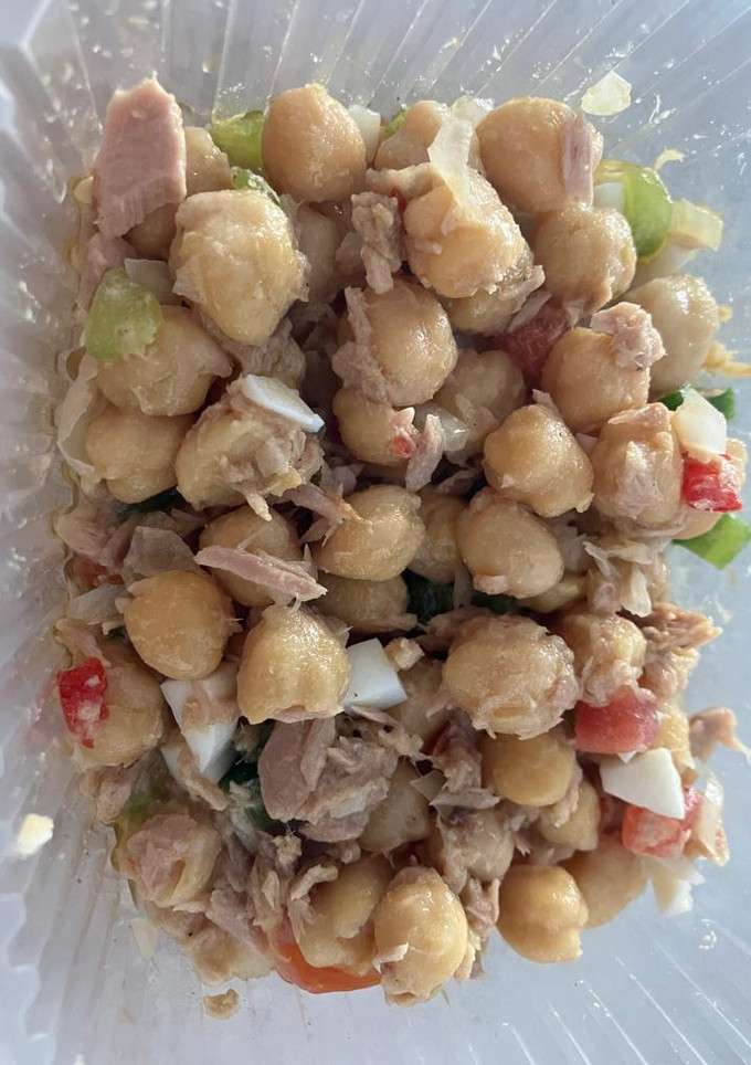 Una foto de Ensalada de garbanzos fresquita