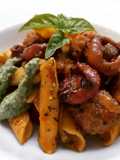 Garganelli con albóndigas, rovellons y cebolla caramelizada