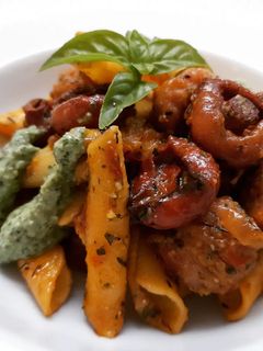 Una foto de Garganelli con albóndigas, rovellons y cebolla caramelizada