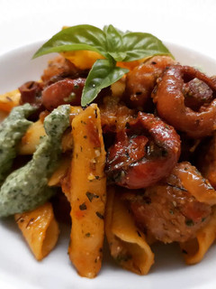 Una foto de Garganelli con albóndigas, rovellons y cebolla caramelizada