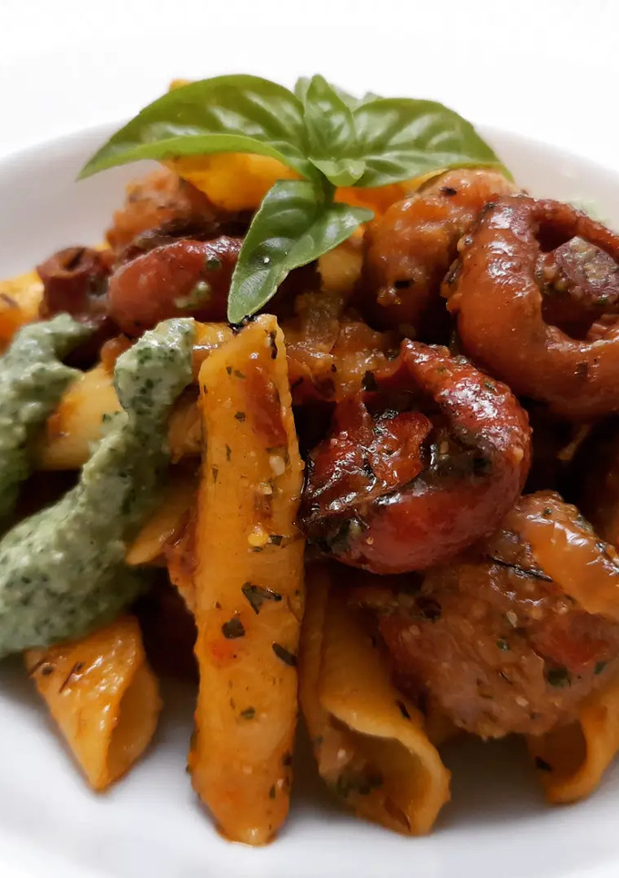 Una foto de Garganelli con albóndigas, rovellons y cebolla caramelizada