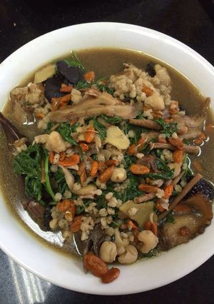 Hình của món Chim câu tần thuốc bắc.
