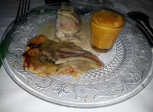 Foto principal de Filet mignon, tarta tatin de bacon y manzanas con melón con especias