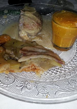 Una foto de Filet mignon, tarta tatin de bacon y manzanas con melón con especias